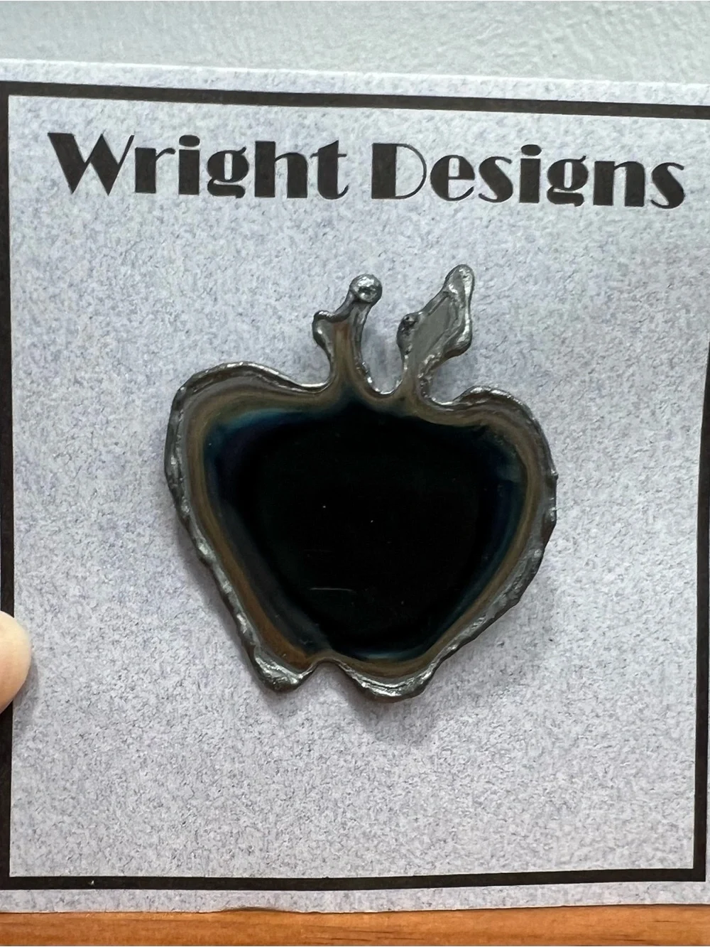WRIGHT DESIGNS Metal Apple Brooch Pin NEW On Card 2 Scratches See Photo 7